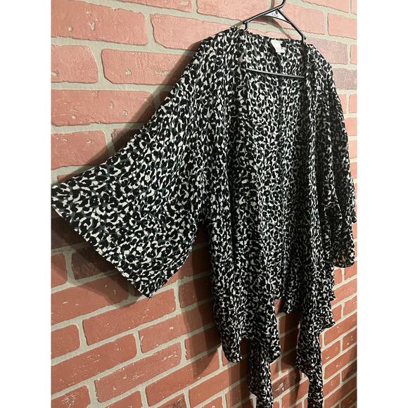 Anna & Ava Animal Print Tie Front Kimono - Picture 2 of 5